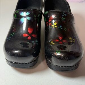 Dansko Professional Scatter Floral Patent clog. Nurse  SizeUS6/EU36